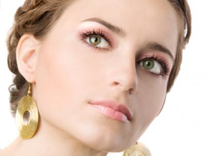 Естественный макияж для карих и зеленых глаз
